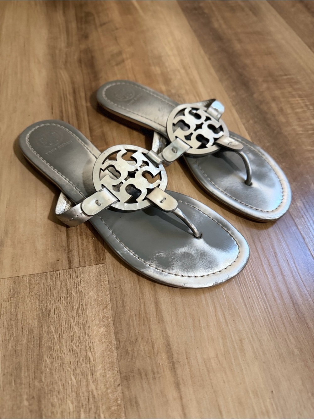 Tory Burch Miller Metallic Silver Leather Flat Thong Flip Flop Sandals Shoes 7M